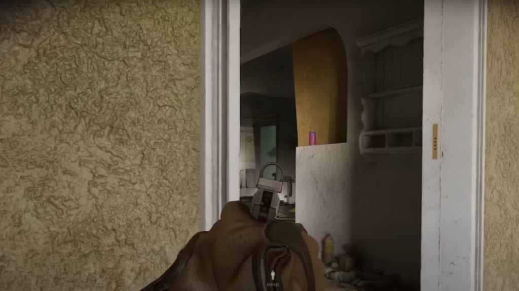 Handa o hindi pagsilip sa pamamagitan ng isang pintuan na may isang pistola