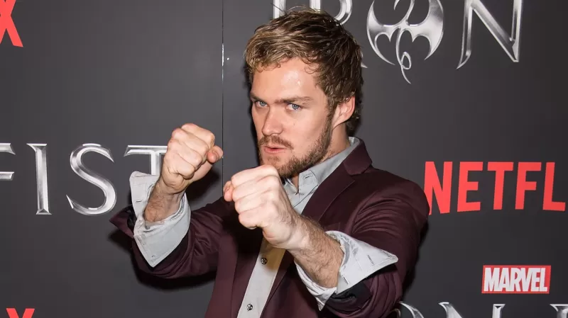 芬恩·瓊斯（Finn Jones）在2018年擔任鐵拳